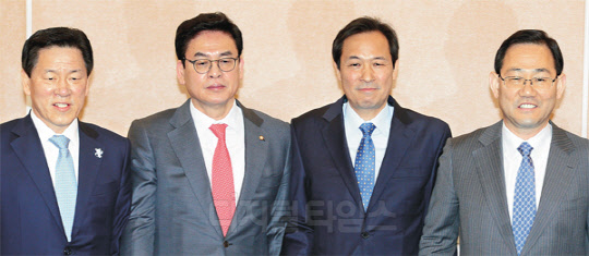 4당 원내대표들이 20일 국회 귀빈식당에서 만나 현안 논의를 하기 앞서 포즈를 취하고 있다. 왼쪽부터 국민의당 주승용, 자유한국당 정우택, 더불어민주당 우상호, 바른정당 주호영 원내대표.   유동일기자 eddieyou@